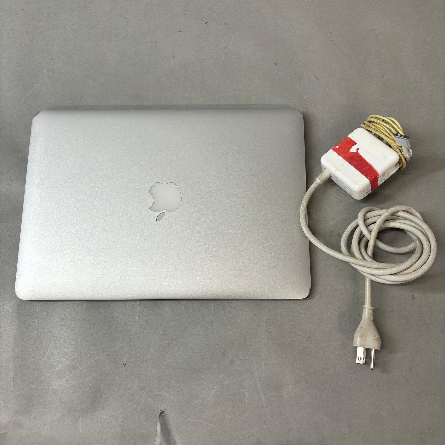 AS IS For Parts 2013 Apple MacBook Air 13.3" i3 1.3GHz 4GB RAM 128GB SSD Space Gray A1466