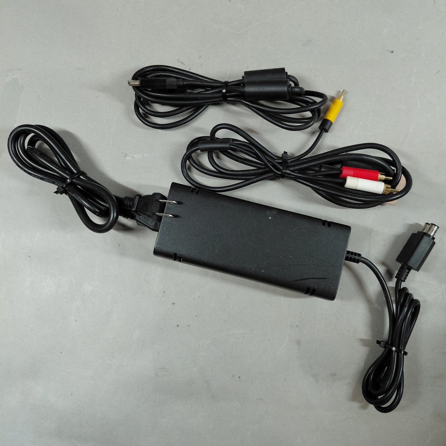 Microsoft Xbox 360 S 4GB Black 1439 W/3 Games